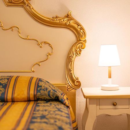 Ca' Leoncino - Venice Canal Front Apartment المظهر الخارجي الصورة