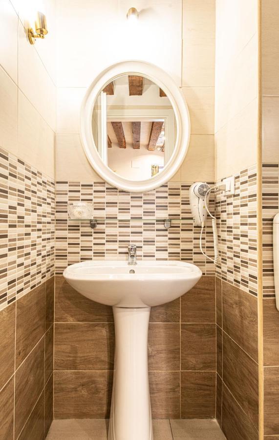 Ca' Leoncino - Venice Canal Front Apartment المظهر الخارجي الصورة